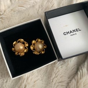 VINTAGE CHANEL CLIP ON EARRINGS